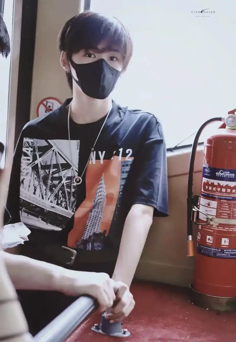 春节氛围穿搭 #宋亚轩  真的很会穿 重点是穿啥都好看#帅 - 抖音