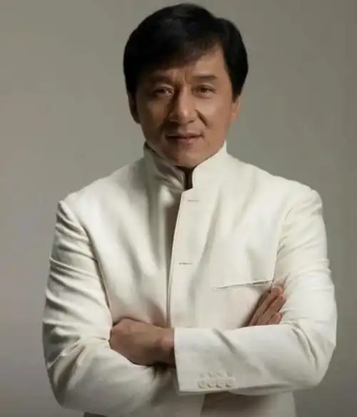 看到龙叔这组照片,一时间,社交媒体上热议成龙近照,网友们纷纷表示:"