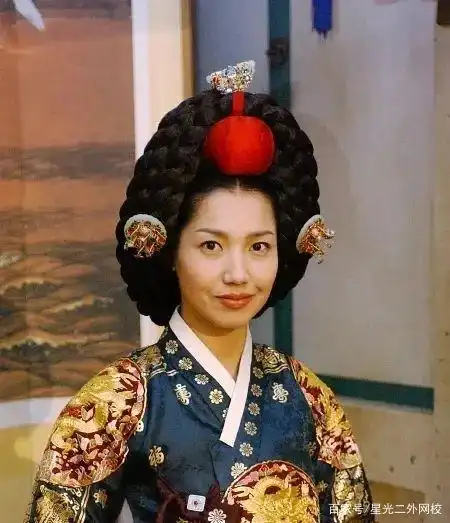 为啥韩国古装剧中,女性一条辫子盘起来的头发,发量咋如此惊人?