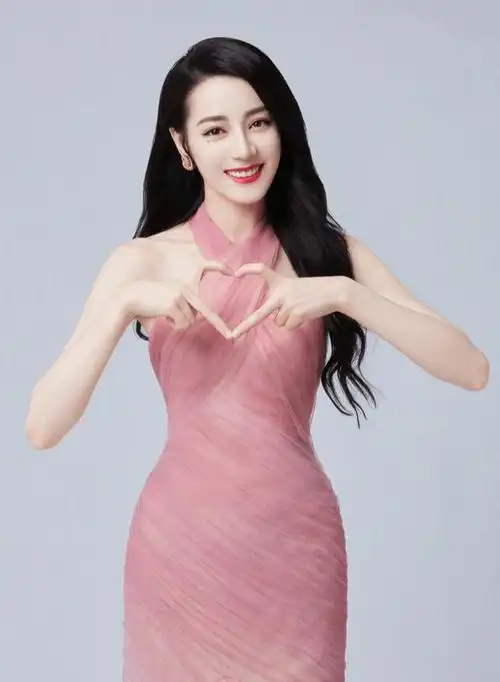 迪丽热巴颜值高,比心手势好标准,网友:她的可爱让人无法抗拒_阳光