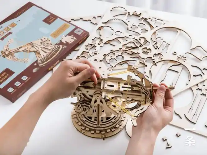 弓箭设计上,攻城弩为经典的十字弓造型,内藏三弓机构.