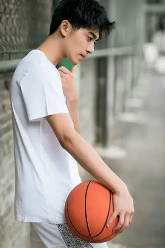 郭其城拍摄"校草写真 引领学长风大秀青春