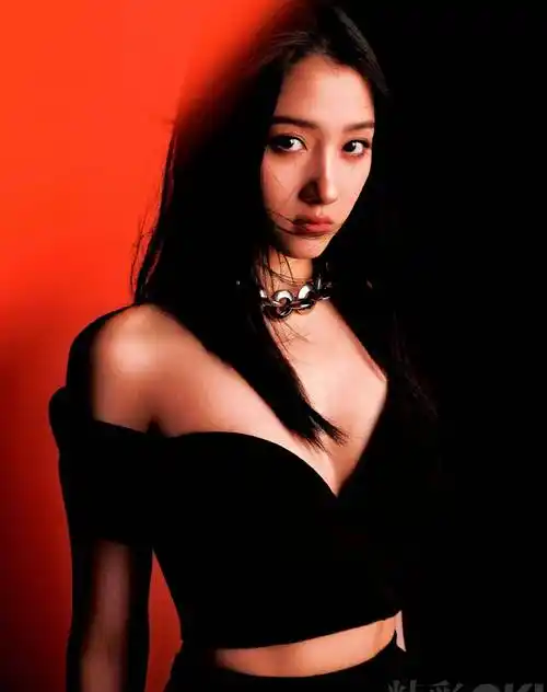 关晓彤精彩ok开年封面大片 穿深v秀火辣身材 红裙曼妙妩媚 长腿霸屏