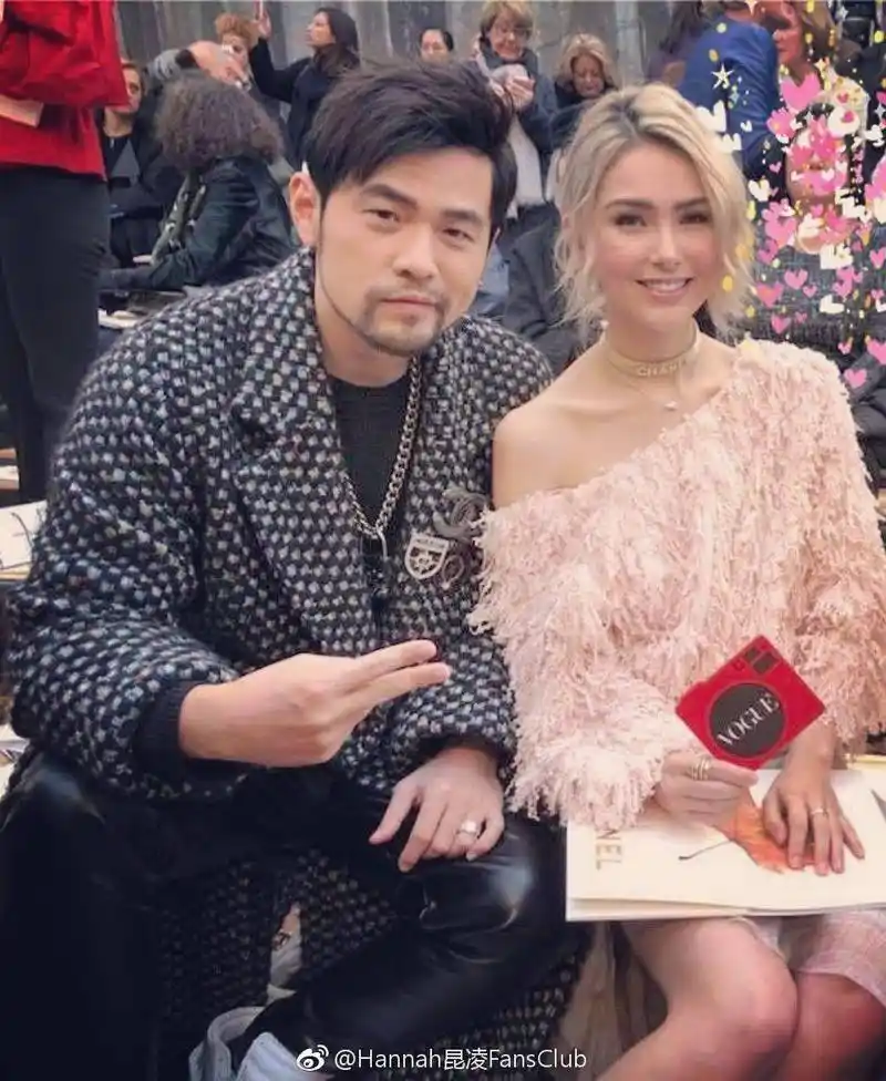 周杰伦忙里偷闲陪昆凌看秀网友杰伦没睡好熬夜打游戏了