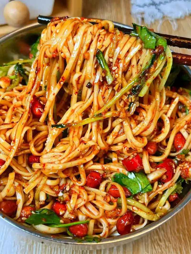 我最拿手的凉拌面.#抖音图文来了 做法:以下 碗中加入蒜沫, - 抖音