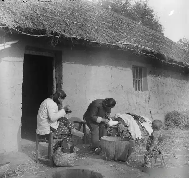 一组关于中国农村的历史老照片,祖辈就是在这样的环境抚养下一代