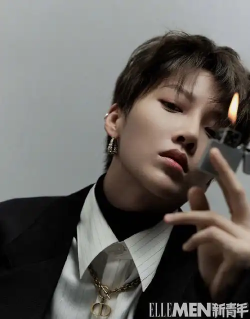 简介:刘雨昕黑白酷飒眼神杀写真图片,分享一组刘雨昕图片给大家,图中