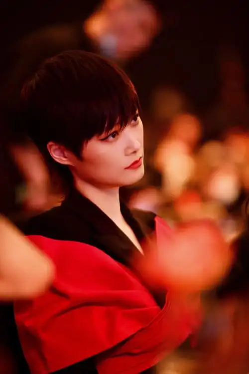 简介:李宇春时尚盛典魅力性感写真,分享一组李宇春图片给大家,图中的