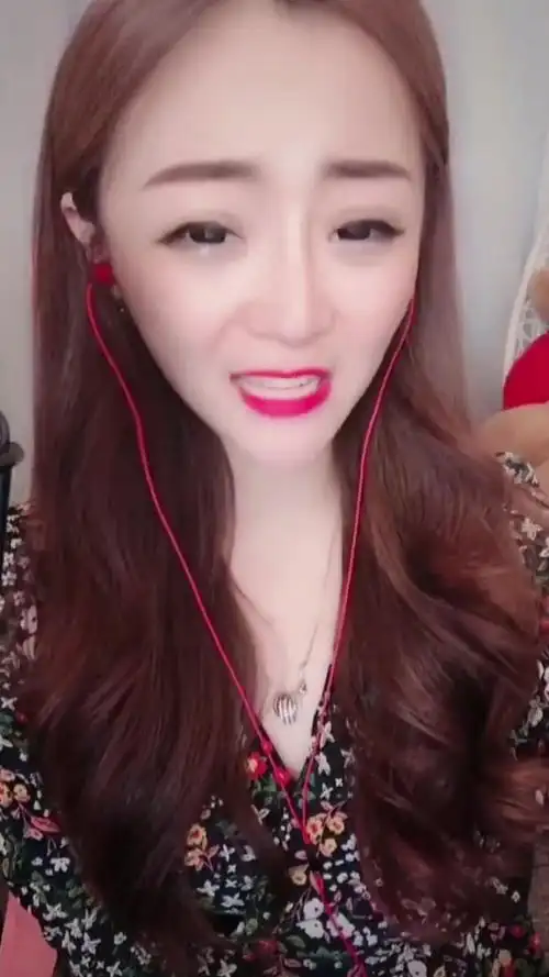 烟嗓网红苏谭谭又把这首《66把刀》给唱火了,就喜欢她这嗓音!