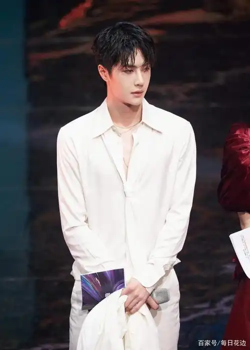 王一博舞蹈《散落的华服》好欲啊!隔着屏幕撩人,让人疯狂心动