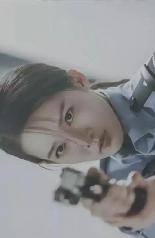 李沁的"警服照"火了!一根皮带勒出细腰,终于相信她只有85斤