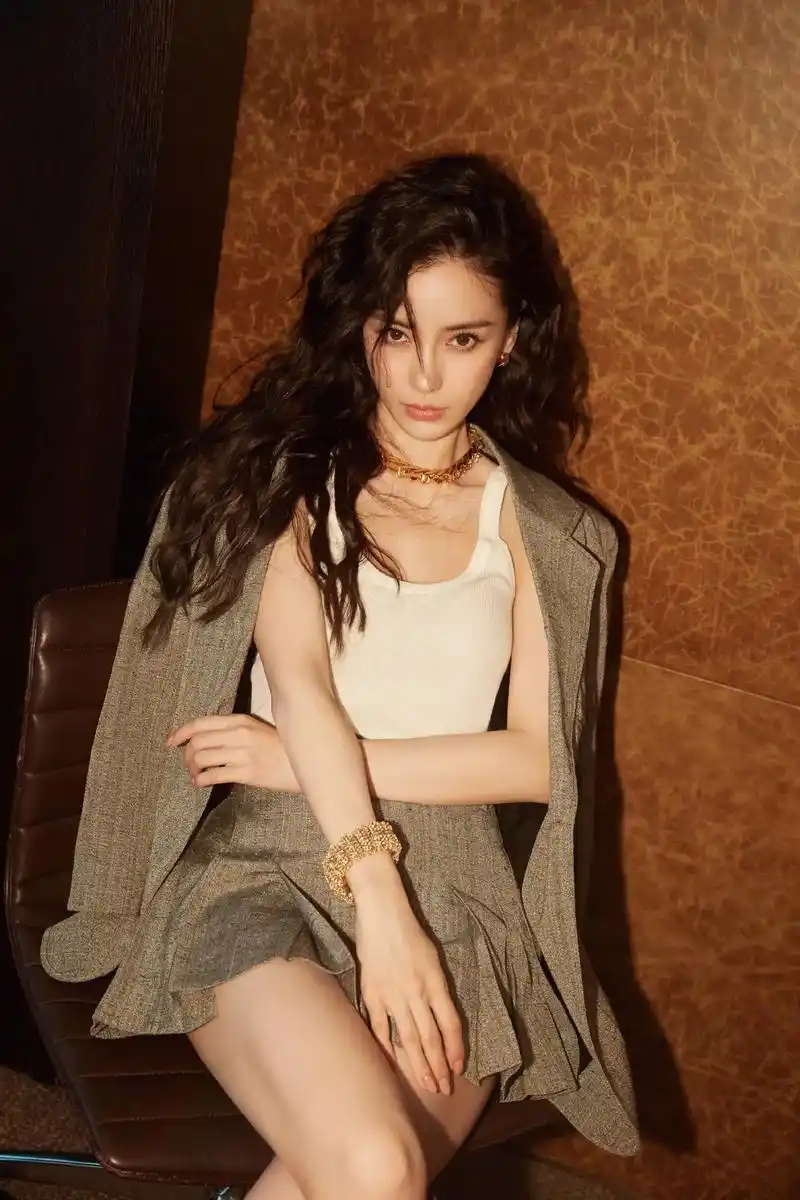 angelababy的一组美照曝光,她一头卷发妩媚迷人,身穿 - 抖音