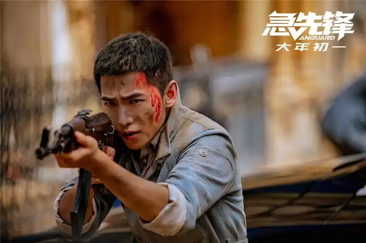 《急先锋》中东遇险上演真人版"吃鸡" 杨洋身背艾伦穿越炮火献"初吻"