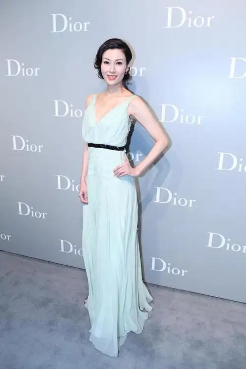 51岁李嘉欣越老越敢穿穿蕾丝裙腰间挖2洞转身瞬间更迷人