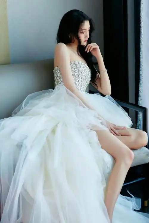 关晓彤白色纱裙梦幻惊艳对镜甜笑娇美可人