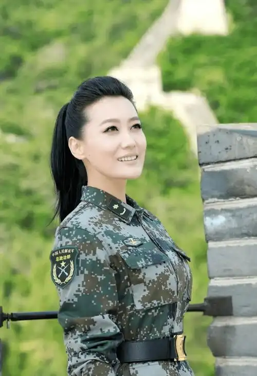 军旅歌手谭晶:嫁大8岁科学家老公,婚后生两女,生活幸福甜蜜_音乐_父母