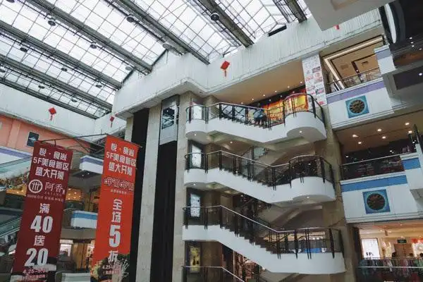 武汉国际广场负一楼喷泉周围最近也有一些改变.