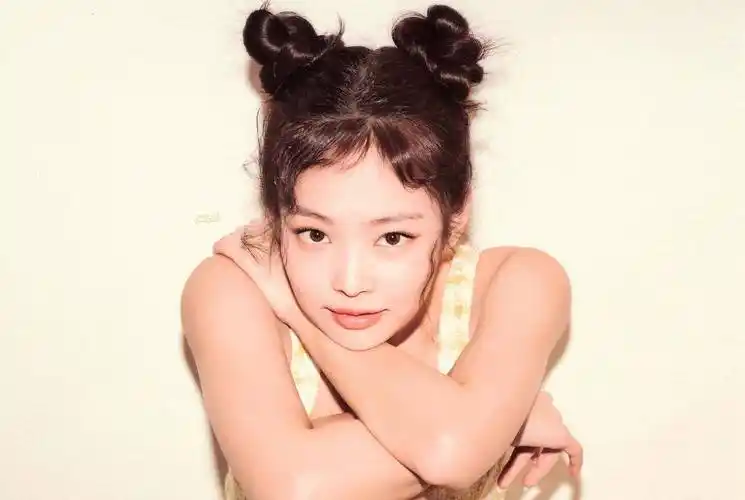 23岁jennie和30岁金泰妍,都挑战双丸子头,少女感竟然不相上下?