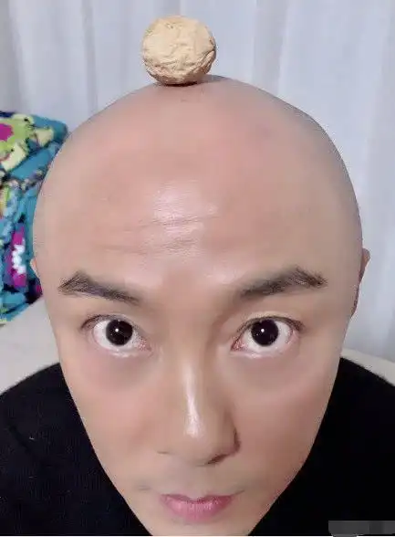 在近镜头下的张卫健皮肤超级好,没有见豆豆之类的,张卫健还留着光头