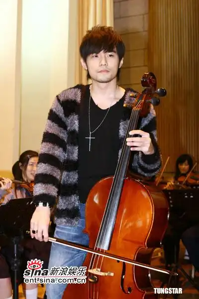 图文:周杰伦回母校--周杰伦秀大提琴
