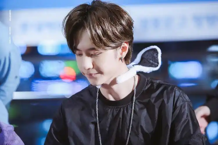 150509 韩国清凉里签售 @uniq-王一博 cr:logo