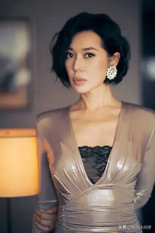 余男,一袭金色礼服亮相长春电影节,尽显高级感_身材_内心_闭幕式