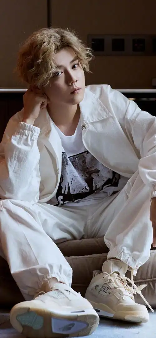 有没有关于鹿晗的惊艳照片可以做壁纸套图的