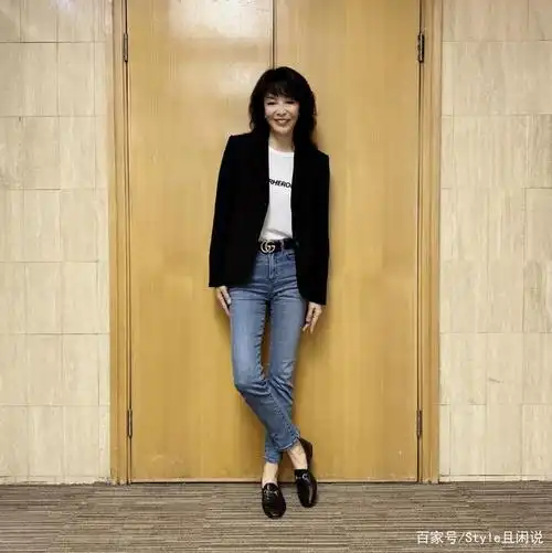 郑裕玲想开了,63岁穿紧身牛仔裤秀长腿,比小姑娘还时髦