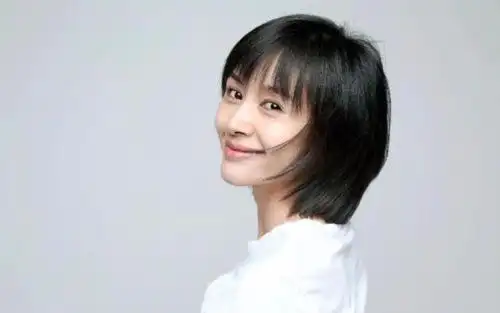 的王子文仍旧是"一身黑"的御姐搭配,把刚齐肩的小碎发扎成了丸子头