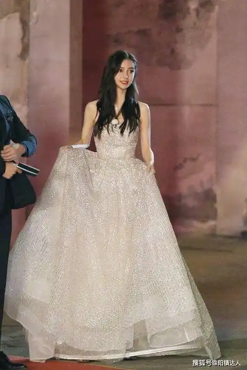 关晓彤婚纱造型曝光,网友脑补鹿晗回归,没想到身材却被baby吊打