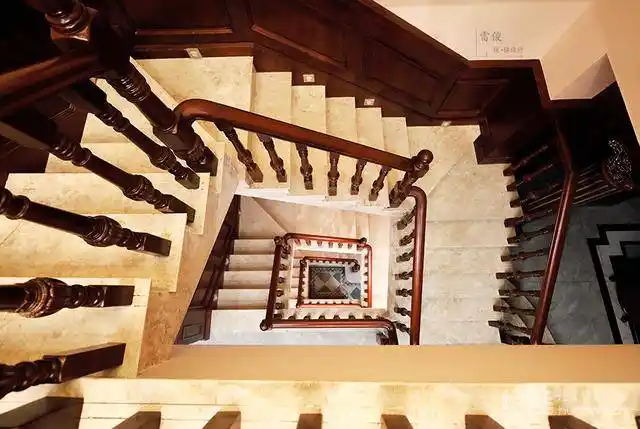 楼梯采用实木扶手加大理石台阶,非常大气美观!