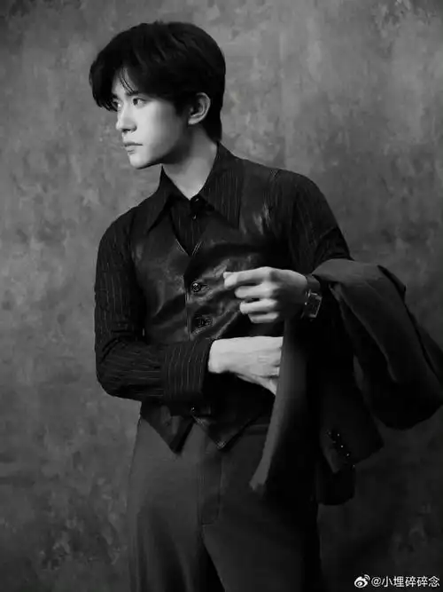 易烊千玺黑色皮内搭##时尚芭莎年度派对