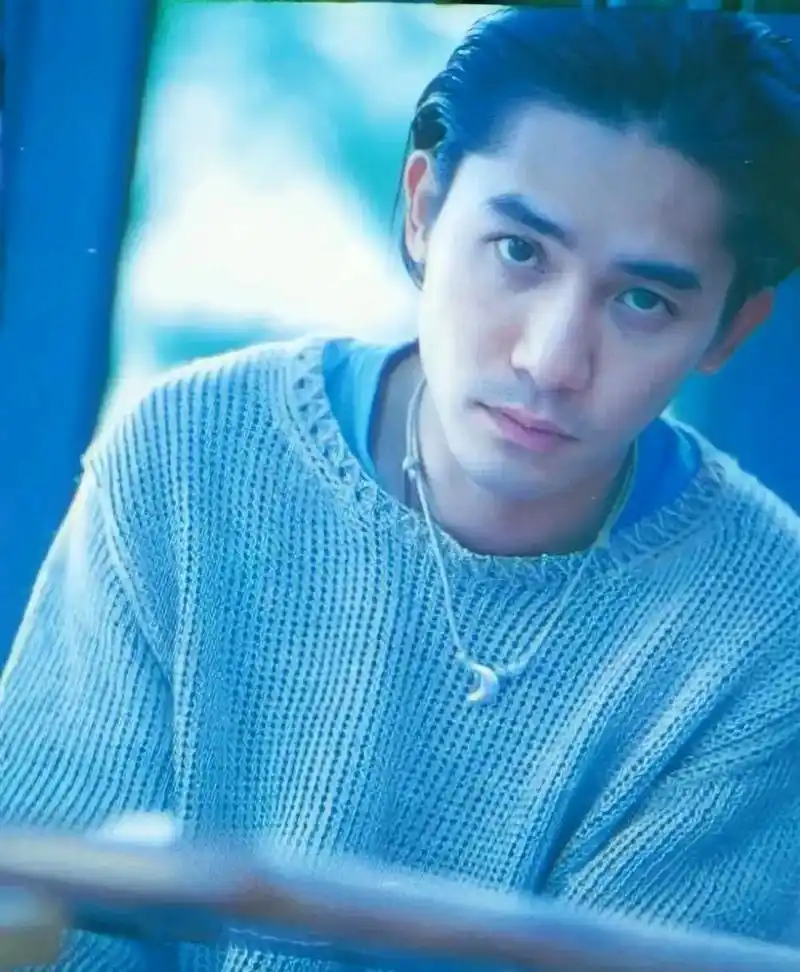 梁朝伟年轻俊朗非凡,如今脱发换发型遮尴尬!