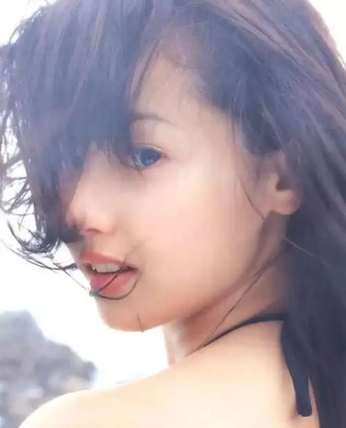 刚出道就出演了《热血男儿》,虽然戏份不多,但是因为长相突出,让人