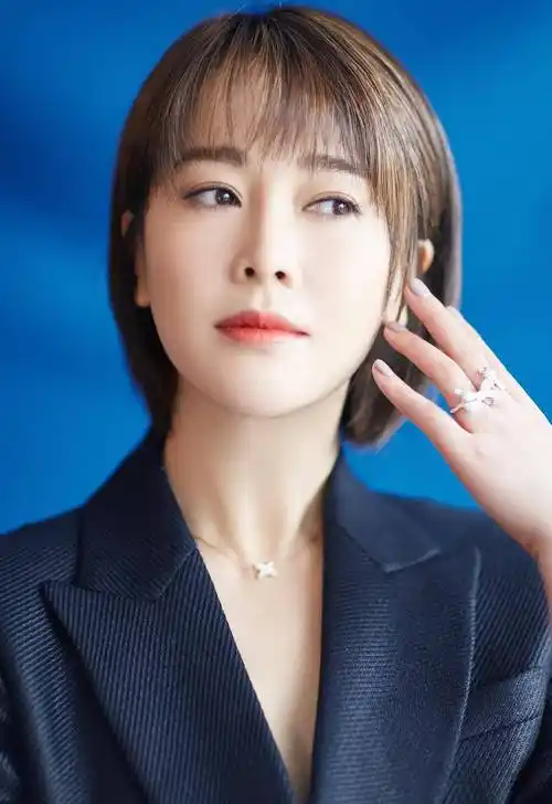 左小青的高跟鞋美图_黑色_明星_多多点