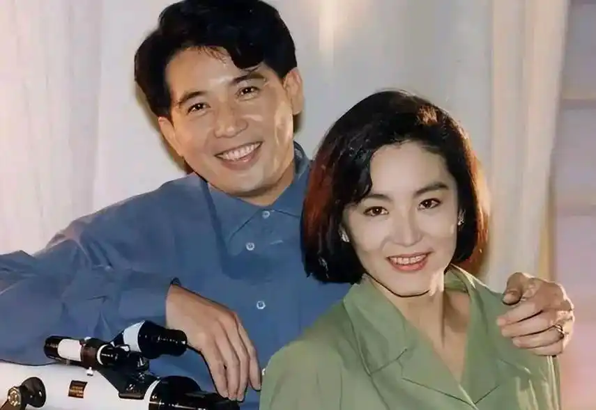 成龙老婆林凤娇年轻时,与秦汉举止亲密?