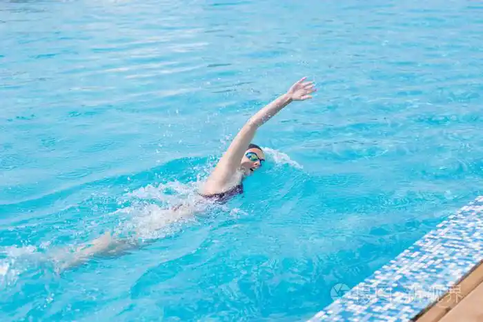 游泳自由泳样式的护目镜的女人