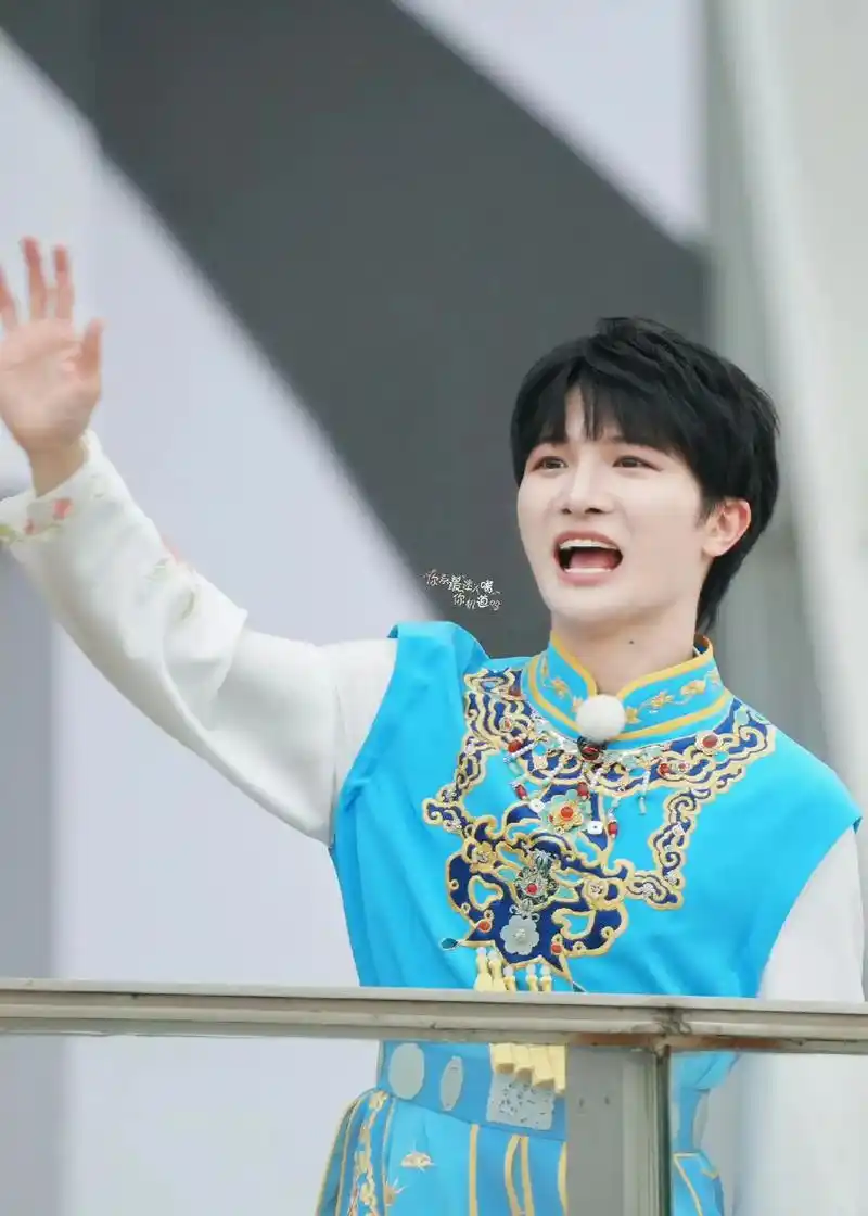 新壁纸加新专辑.太可爱了吧,往那一站就跟个小手办一样#周深奔 - 抖音