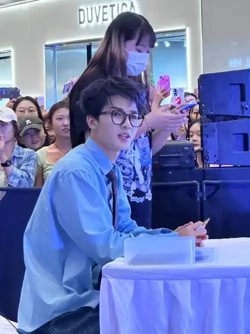 朱正廷签售会饭拍#  朱正廷太原签售会饭拍  蓝衬衫 黑框眼镜造型