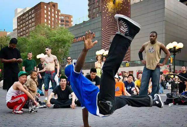 今天为大家介绍街舞(breaking),一种风格独特的舞蹈,起源于美国黑人