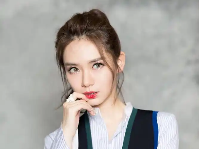 上也是有人在传出戚薇是不是混血,加上我们也是知道她与韩国人结婚了