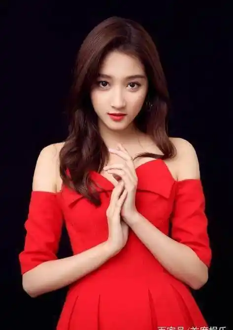 没迪丽热巴的气质就别乱穿红裙子,关晓彤整整老了10岁!