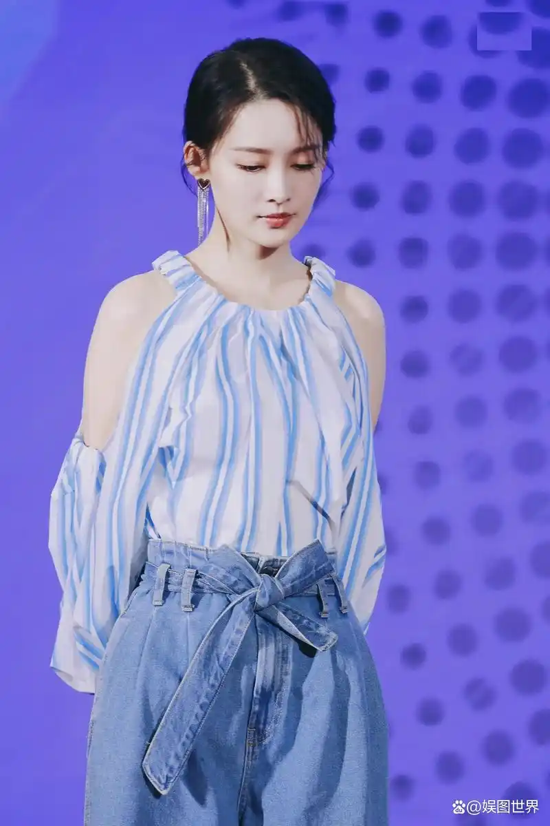 活动现场的清新美女李沁,这笑容也太治愈人了