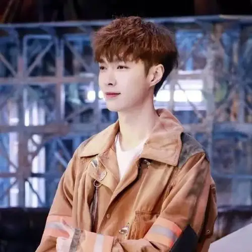 锡纸烫的男生, 头发要有点长度,想要修饰额头, 可以尝试这款刘海中分