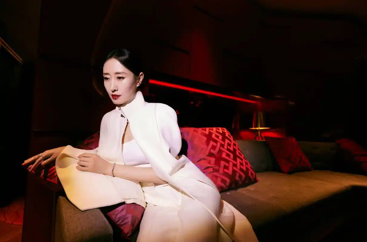 3月3日,刘敏涛工作室分享了参加线下活动的造型美照,刘敏涛穿白色套装