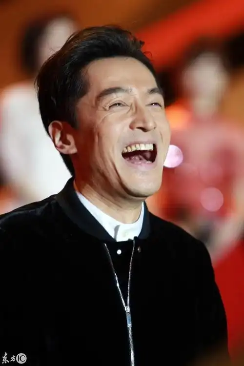 阅文集团在上海停止第三届超等ip风云盛典,图为胡歌在现场大笑