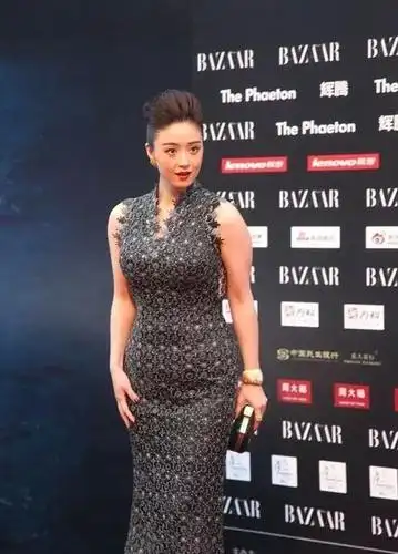 蒋欣穿错礼服像胖20斤,肩宽圆润显富态,大骨架女生可别这么穿