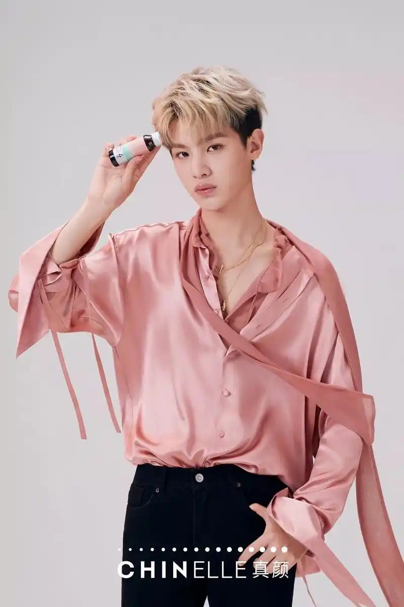 又有品牌代言人黄明昊的新照了粉色真丝衬衫tin你们见过吗