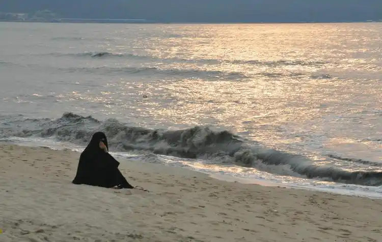 在黄昏的沙滩上