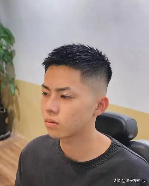 男人过了 35 岁,两侧铲短发型——精神帅气的不二之选